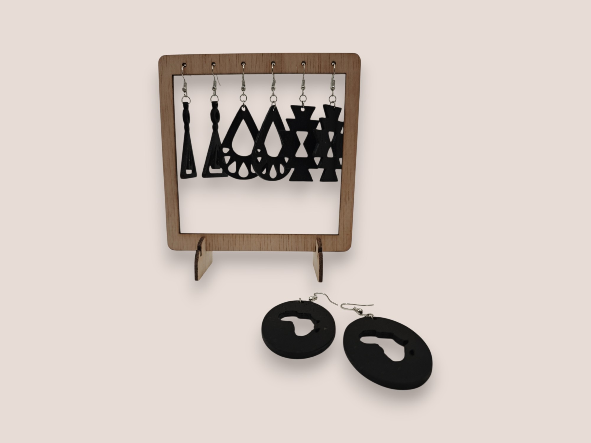 Houten oorhangers in African style made by PAS CREATIONS